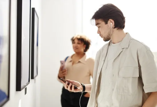 Visiteur avec audioguide sur smartphone