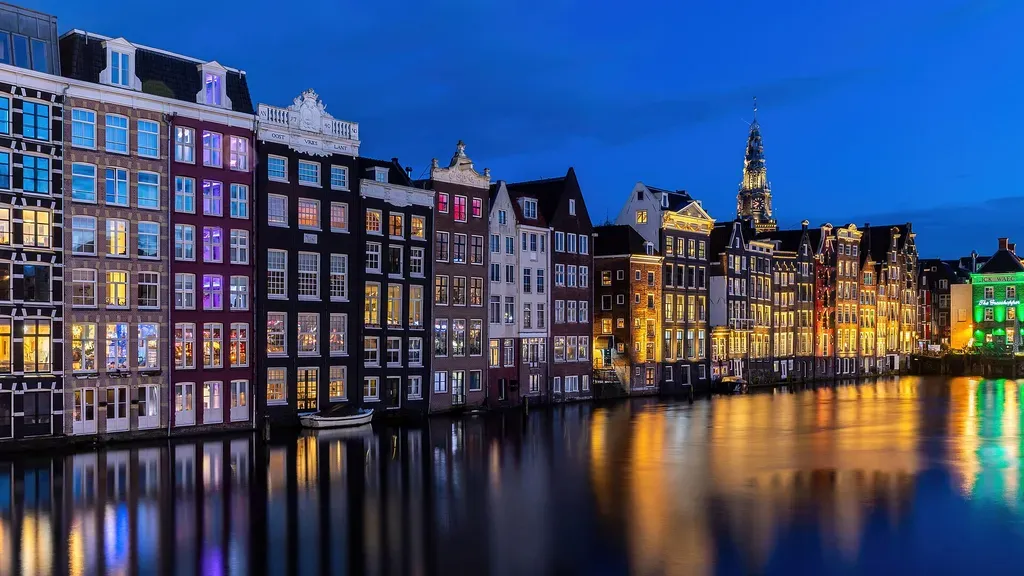 Les maisons du Damrak à Amsterdam au crépuscule