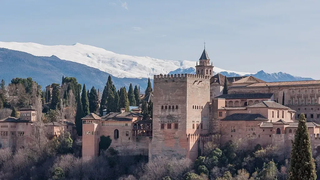 L'Alhambra de Grenade devant la Sierra Nevada