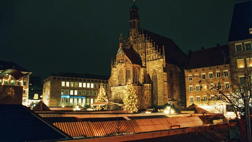Le Christkindlesmarkt de Nuremberg devant l'église Notre-Dame