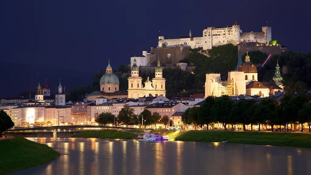 Salzbourg et la forteresse de Hohensalzburg la nuit