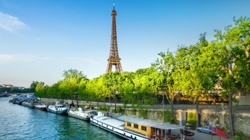 Vue de la Seine avec la tour eiffel