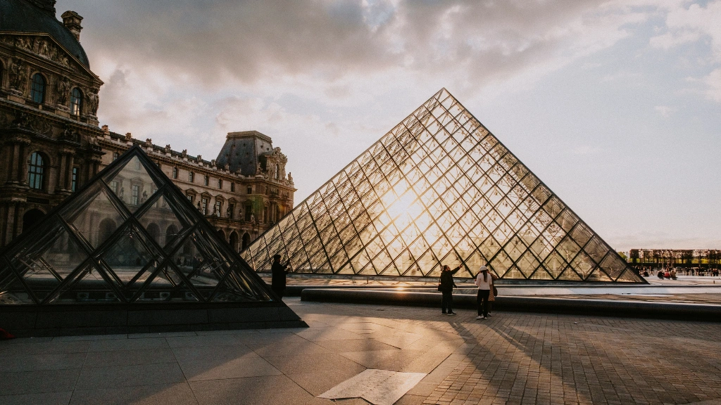 Vue pyramide du Musée du Louvre