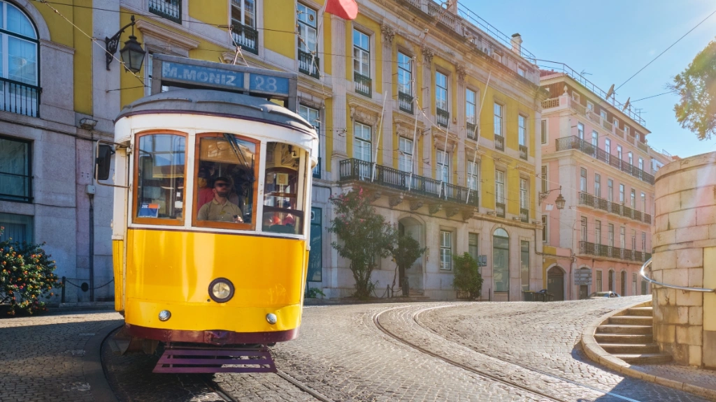 Le Tramway 28 à Alfama