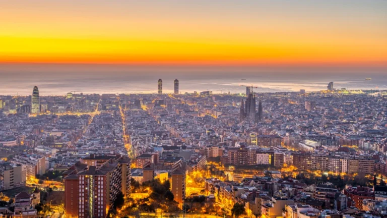 Image de la vue de varcelone au couché de soleil
