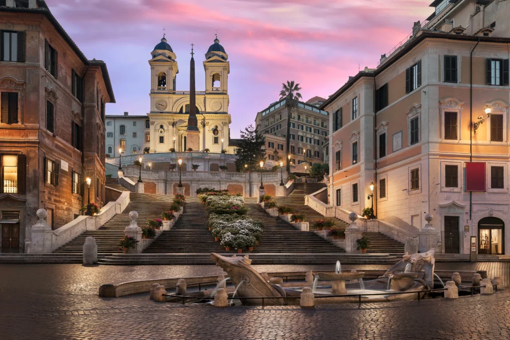 Rome en 4 jours vue de la Piazza di Spagna et de l’escalier de la Trinité-des-Monts au coucher du soleil
