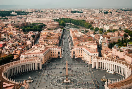 Rome en 4 jours vue depuis la coupole de la basilique Saint-Pierre sur la place et la ville de Rome